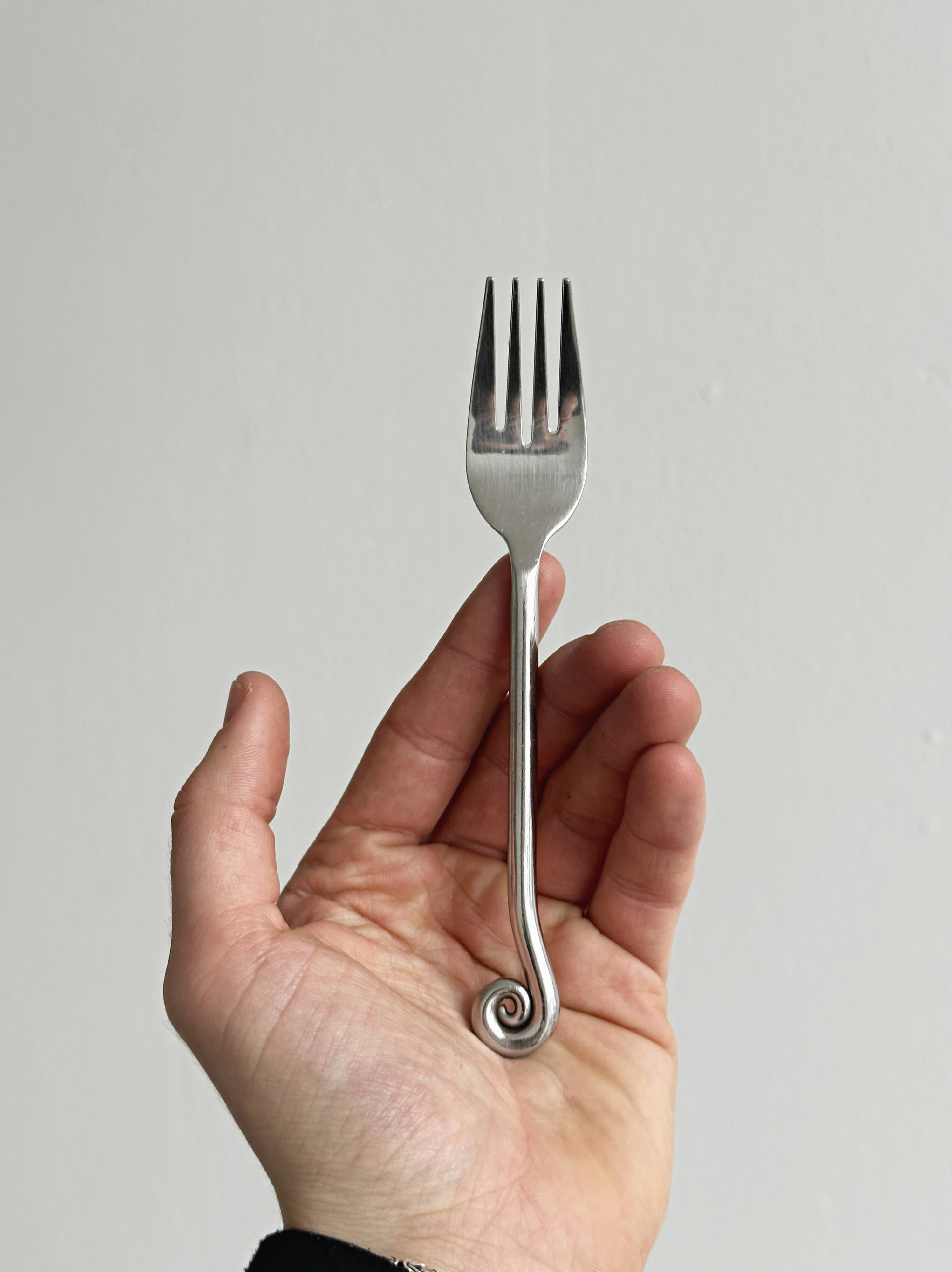 6 shiny metal cutlery sets