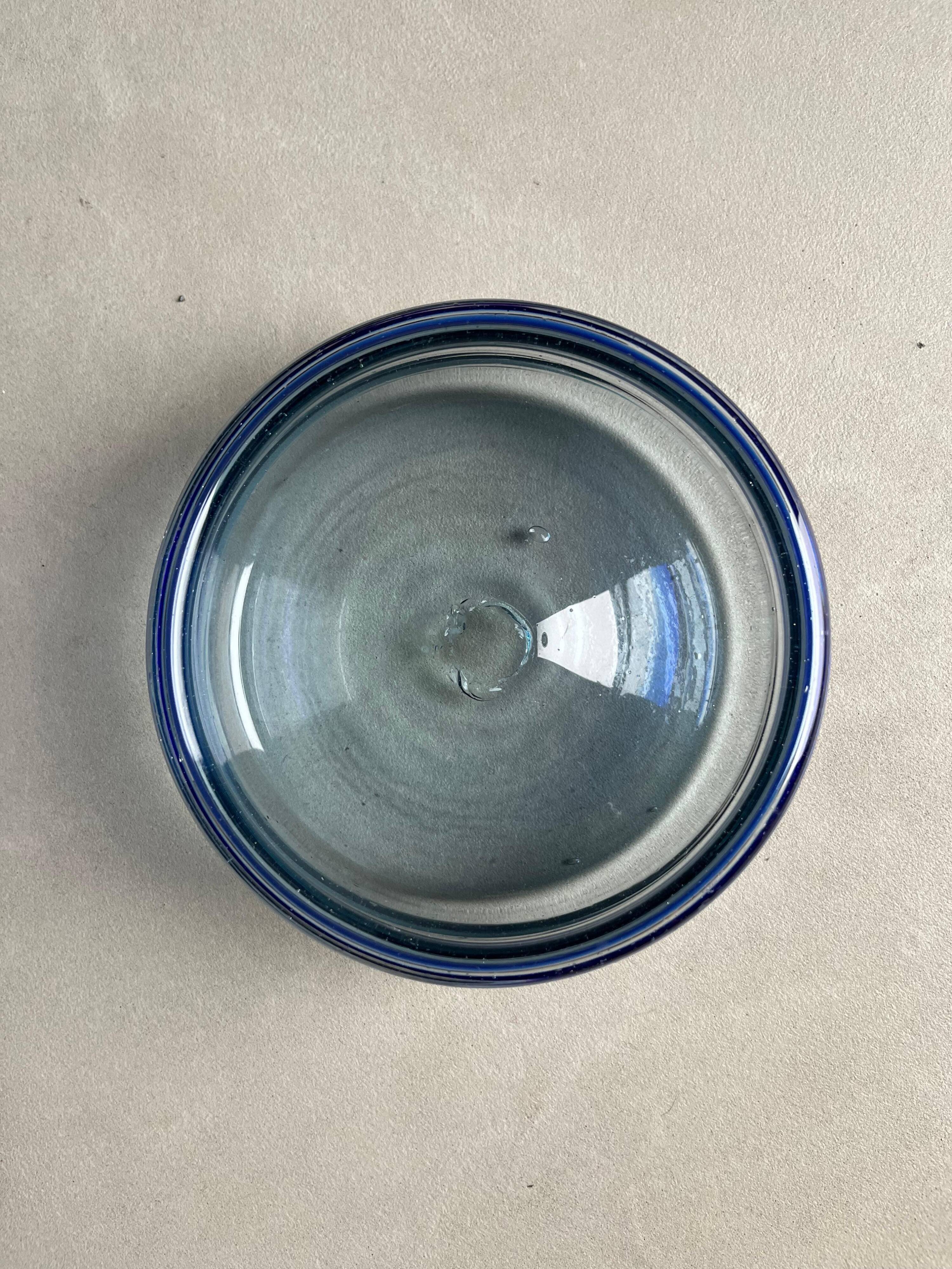 Grand bol décoratif en verre Murano sommerso clair et bleu.