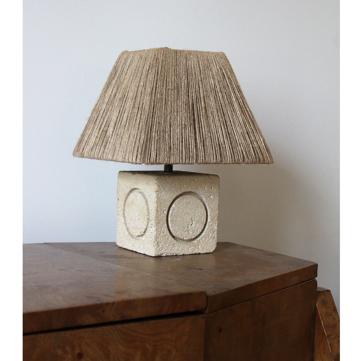 Lampe en pierre taillée