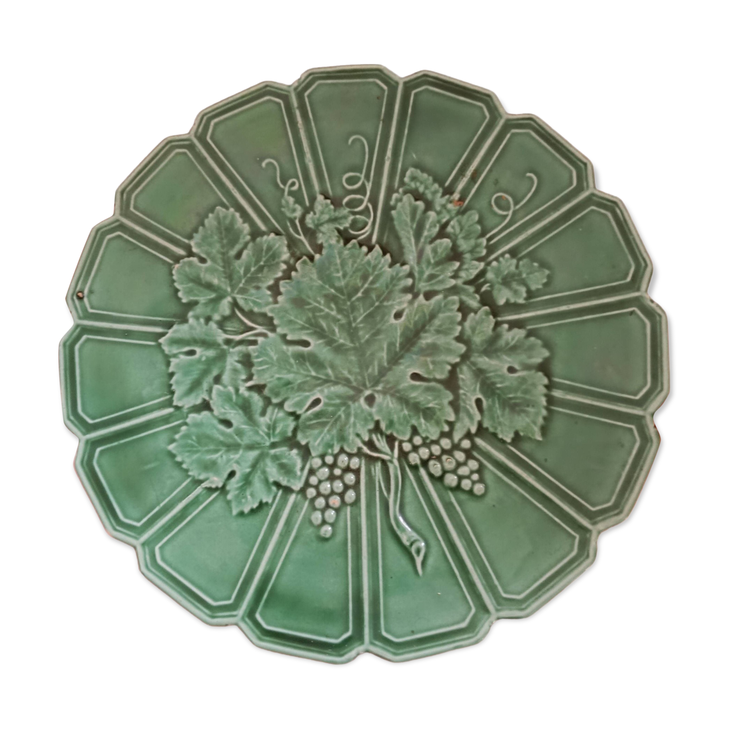 Green Sarreguemines dish from the 1950s. Light Raisin relief model.