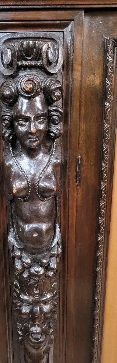 Important carved wooden library in Renaissance style, dating from the 19th century.