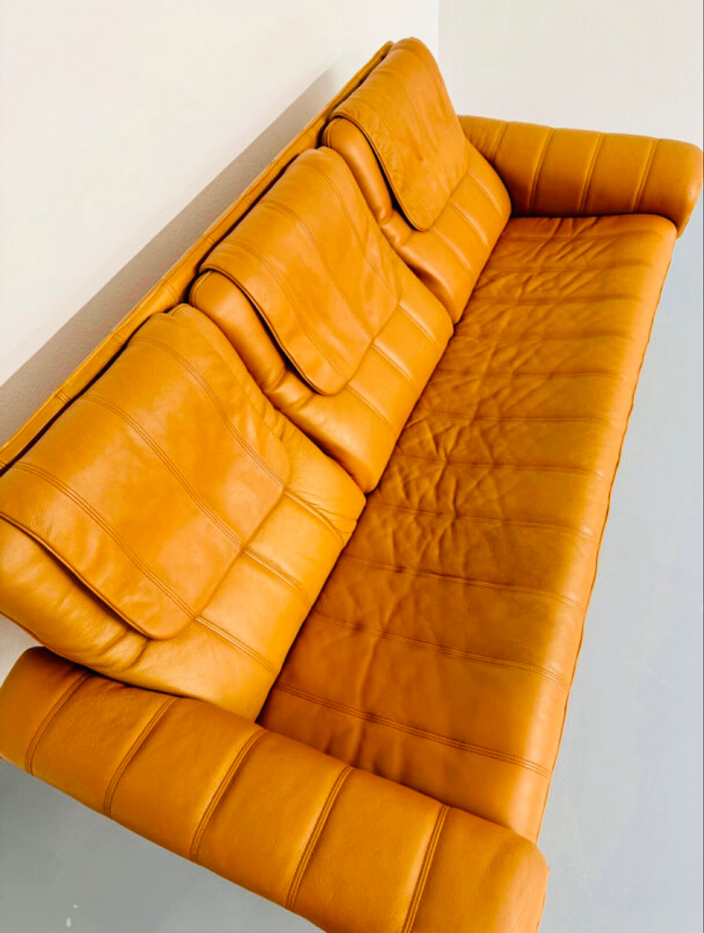 Ancien Canapé 3 places De Sede en cuir épais cognac design années 70
