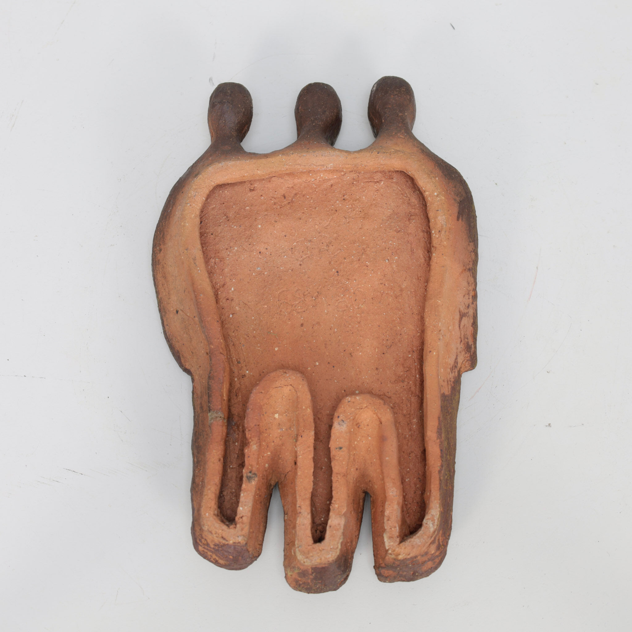 Relief mural en céramique brutaliste avec trois figures, signé AR, années 1970.