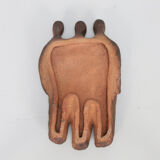 Relief mural en céramique brutaliste avec trois figures, signé AR, années 1970.