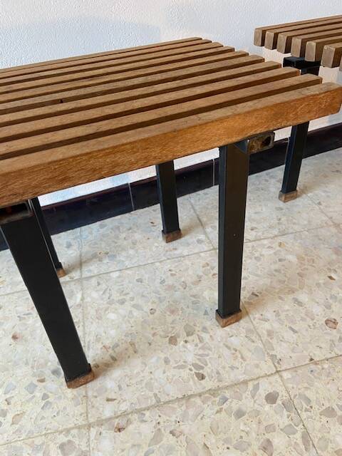 paire de petites tables d'appoint en chêne et métal