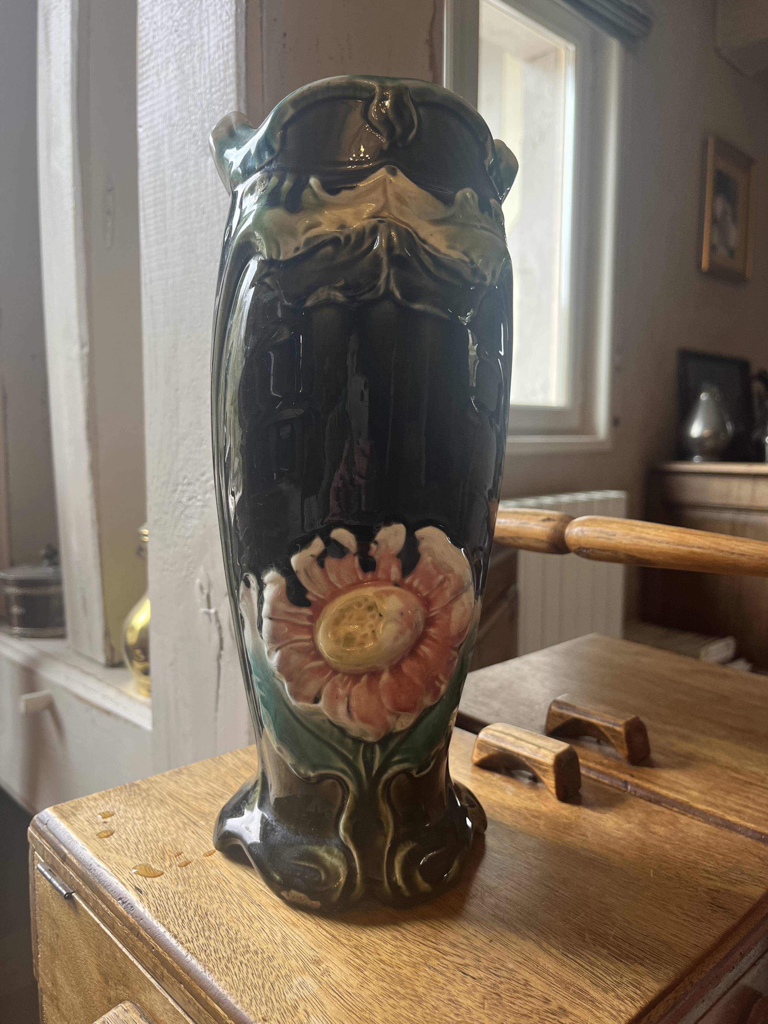 Vase art déco en barbotine signé A.G de Bruyn