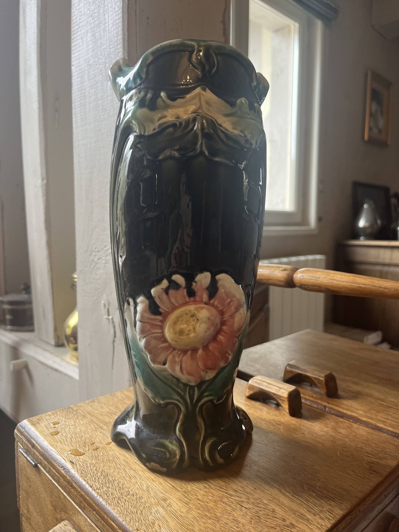 Vase art déco en barbotine signé A.G de Bruyn