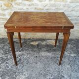 Folding tray table