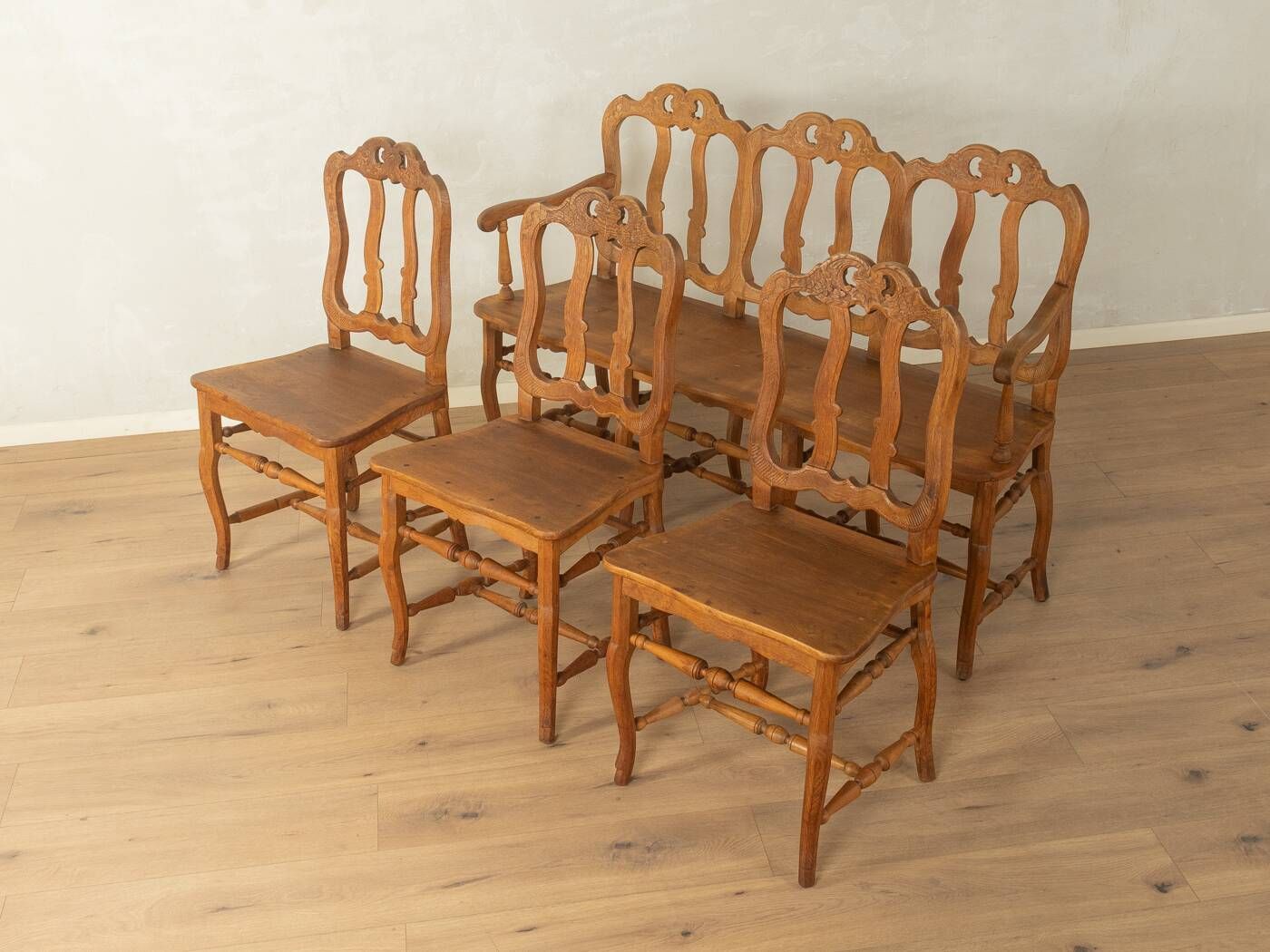 Ensemble de sièges antiques
