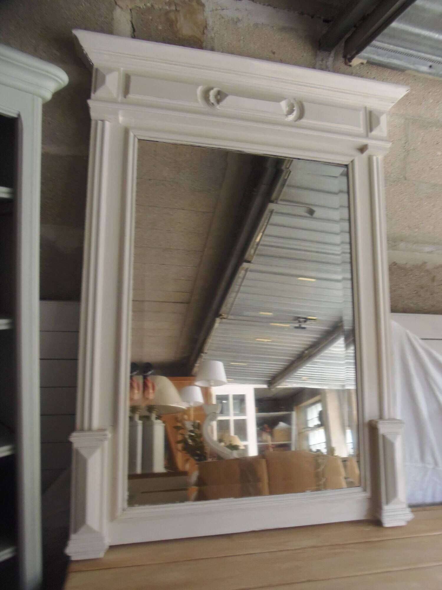 Miroir ancien biseauté, cadre en bois et stuc patiné gris perle.