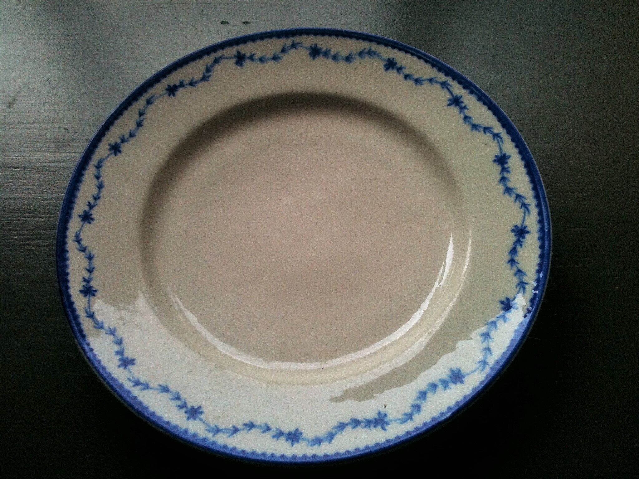 Assiette en porcelaine de Tournai au laurier Fleuri