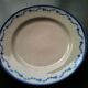 Assiette en porcelaine de Tournai au laurier Fleuri