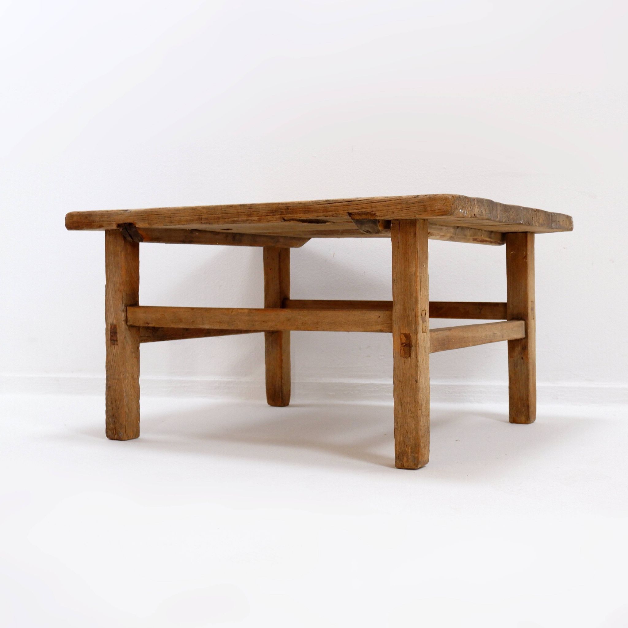 Table basse brutaliste en bois massif