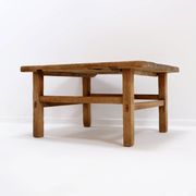 Table basse brutaliste en bois massif