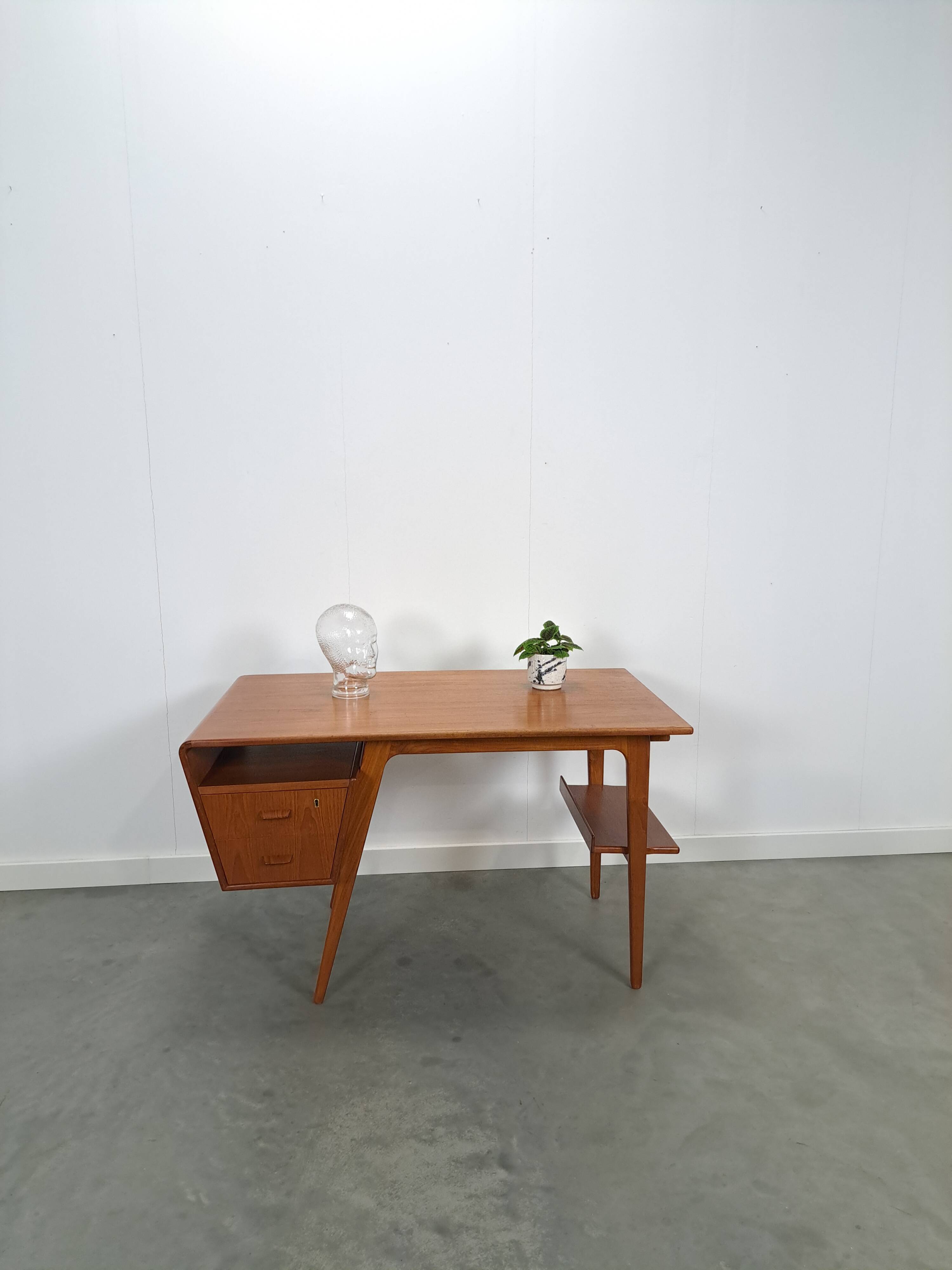 Teak vrijstaand partner bureau met schuine vormen, lades en extra werkblad