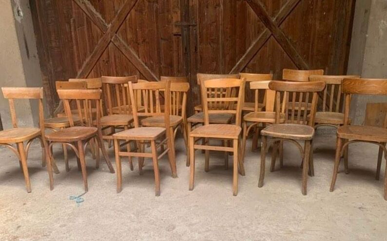 Lot de 45 chaises bistrot dépareillées en bois