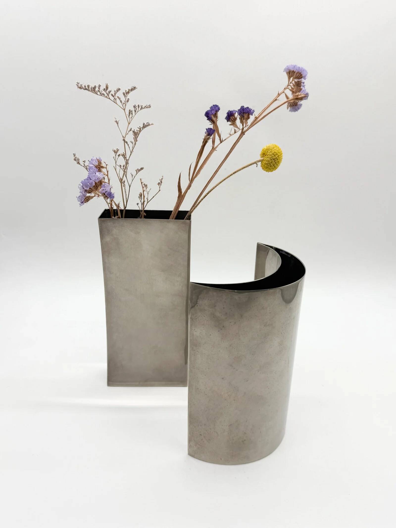 Paire de vases sculpturaux en aluminium, 1980s