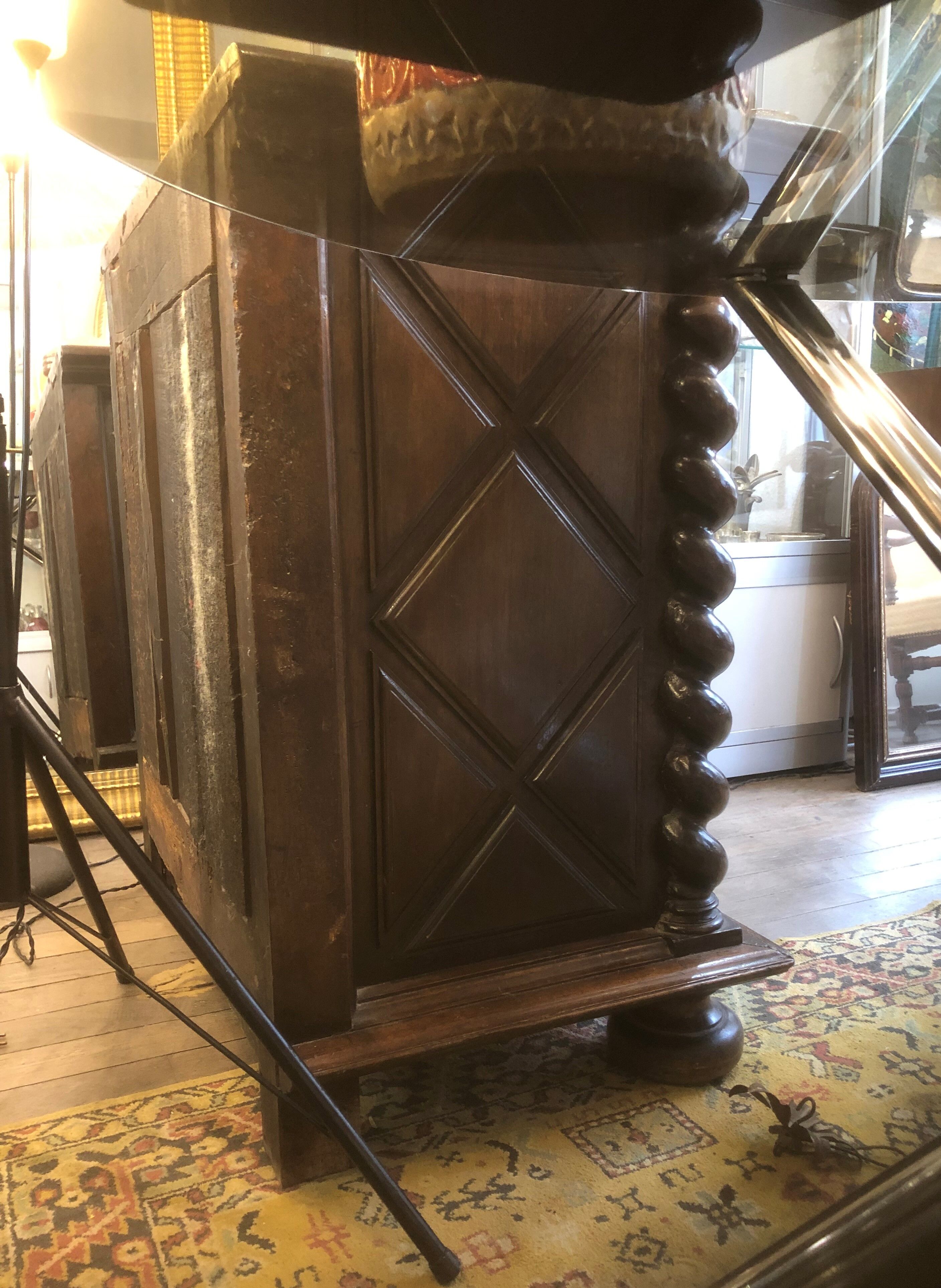 Superb walnut confectioner of the Louis XIII period Mid-XVII