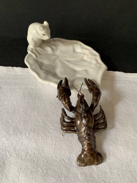 Mouse figurine plate in white enameled ceramic, signed