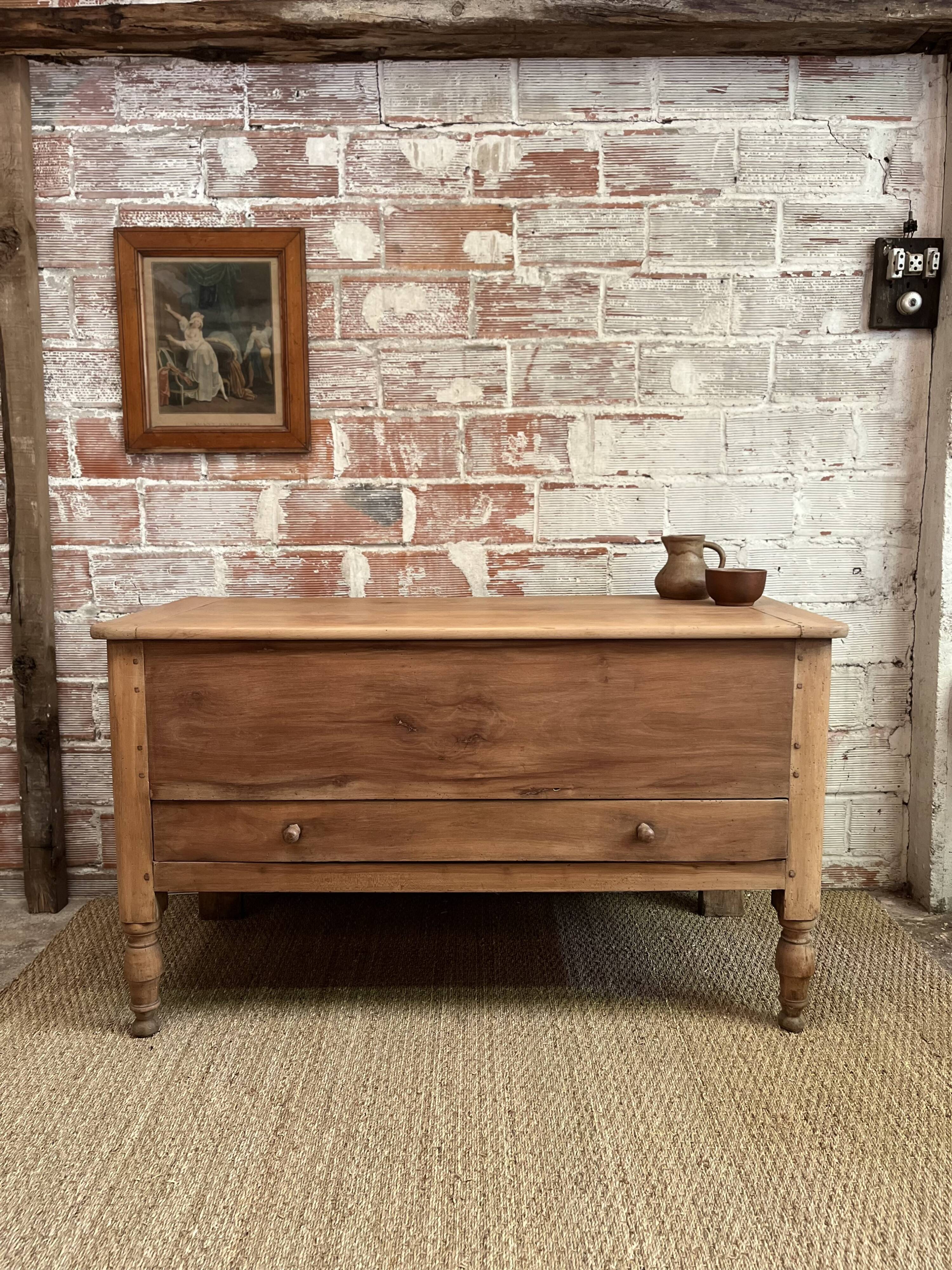Old hall - Wooden chest