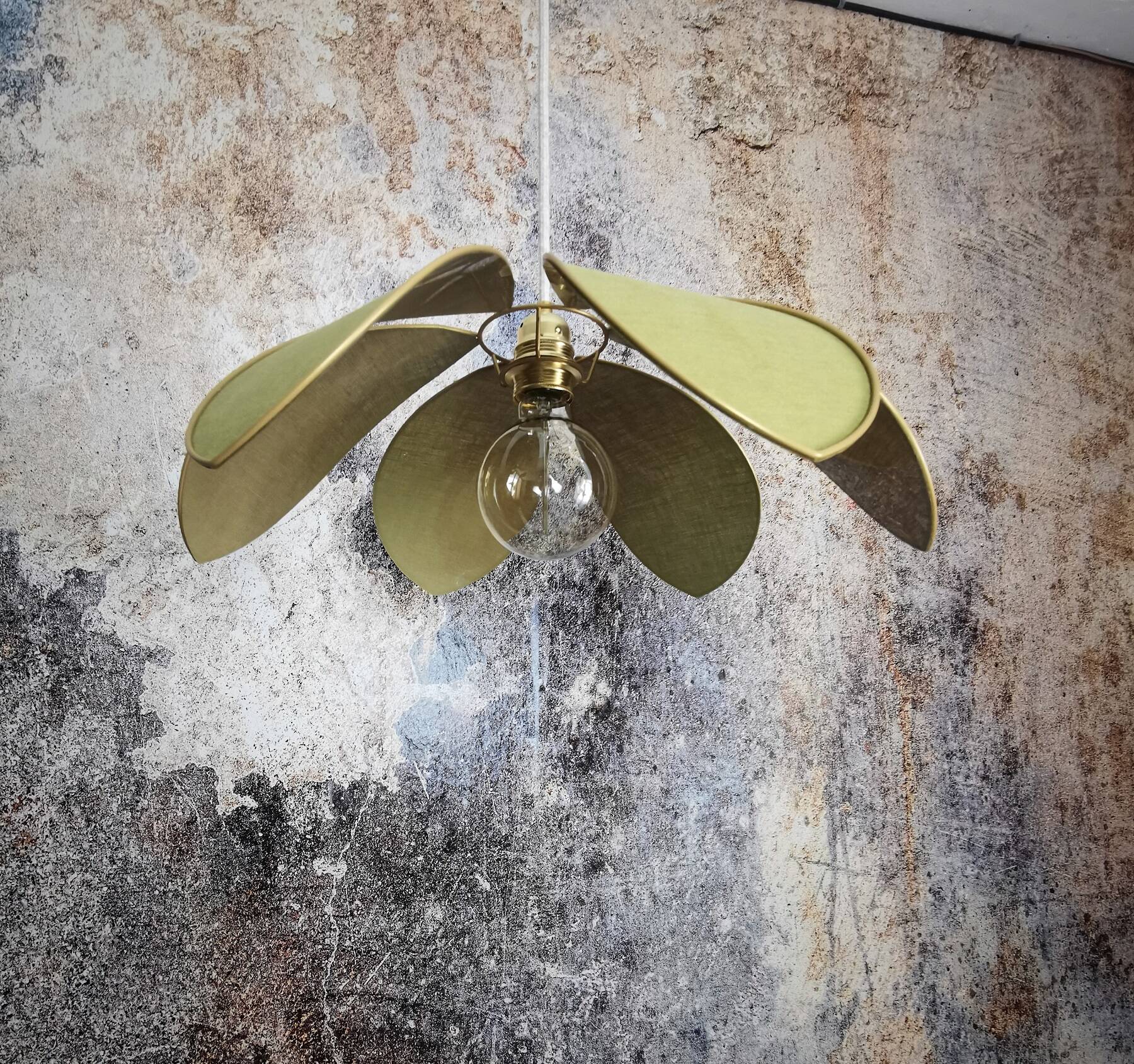 Flower suspension metal structure 6 petals in olive green linen