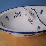 Deep dish with central handle in white porcelain. Blue Chicken Patterns.