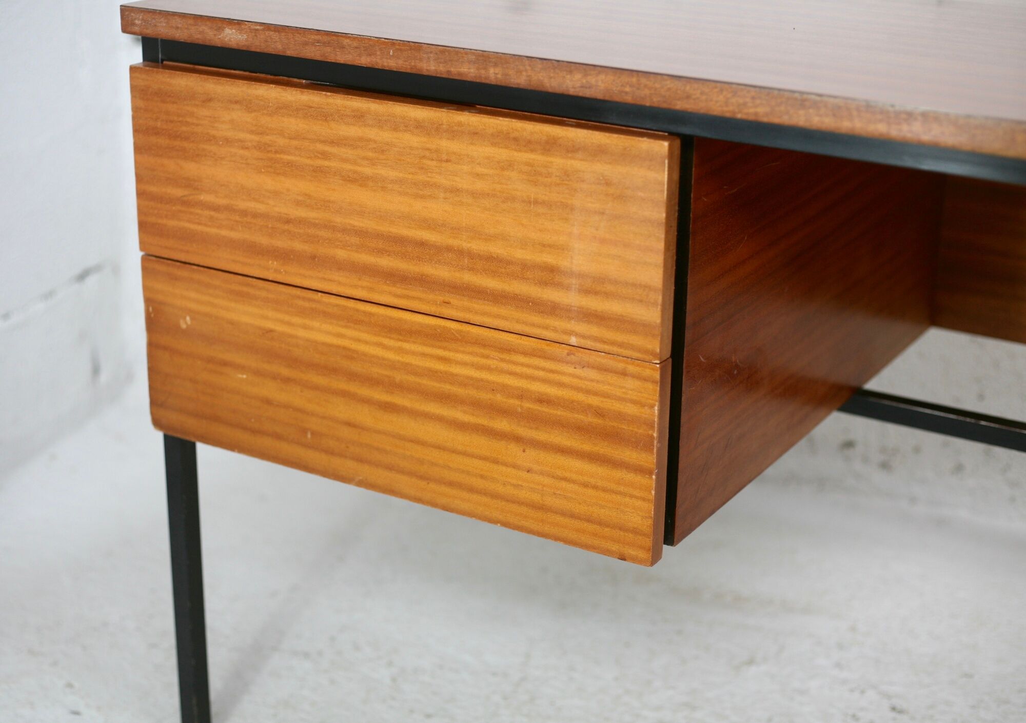 Desk 620 by Pierre guariche, Huchers Minvielle, France, circa 1955