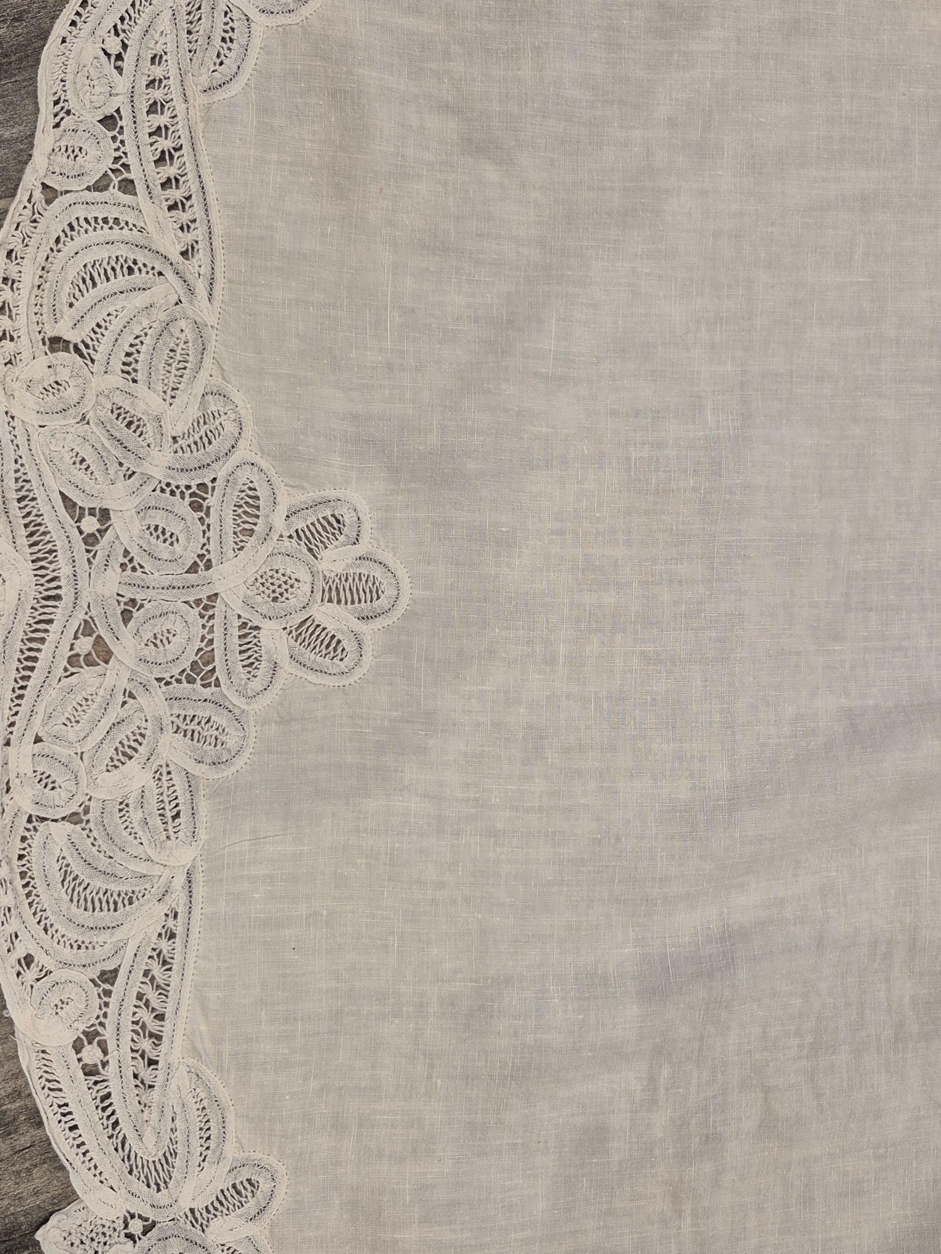 Nappe ronde brodée blanche rétro