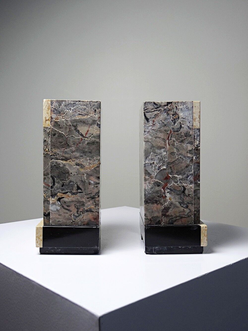 Pair of bookends, Art Deco fireplace decoration in antique marble from the 1920s-1930s.