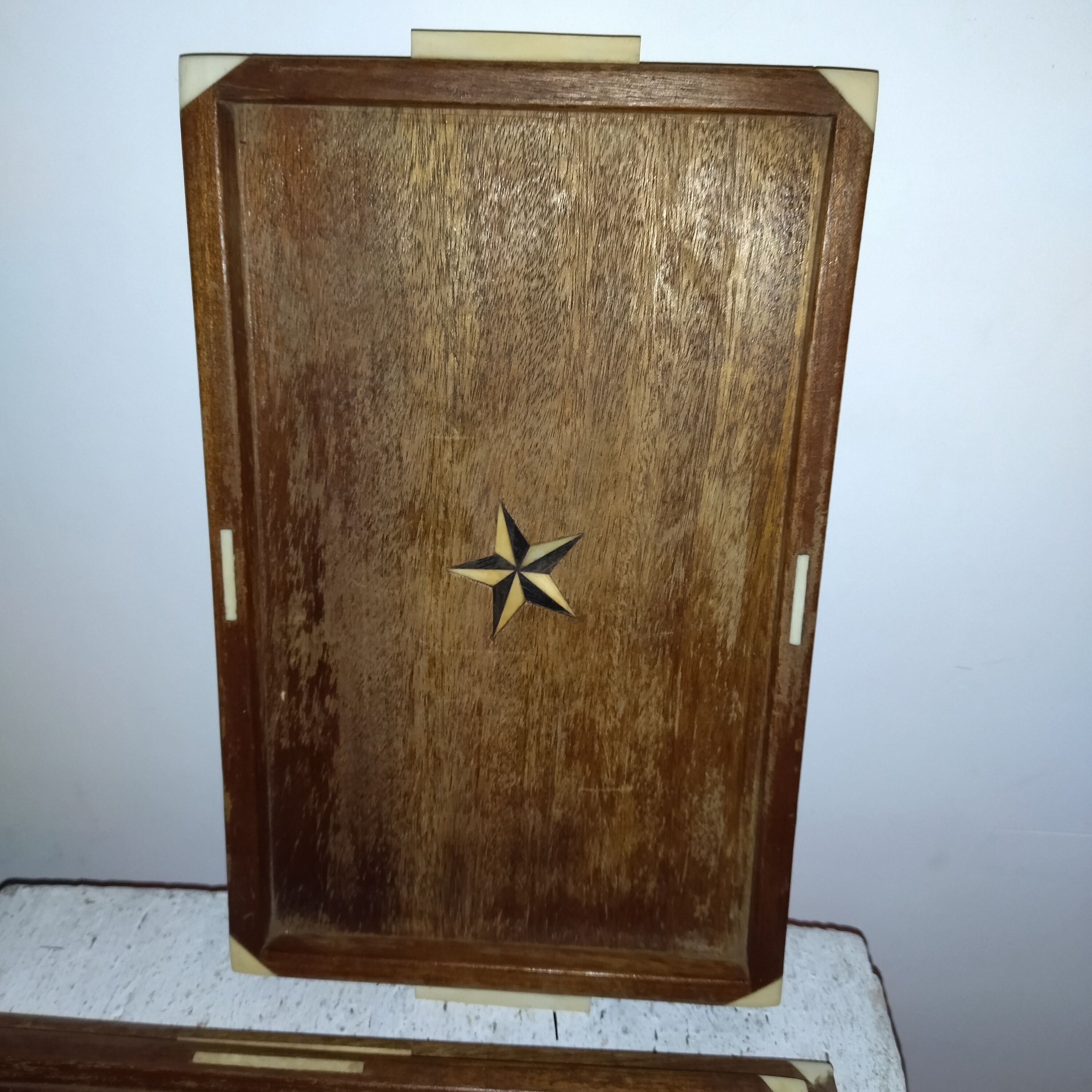 3 pull-out trays in teak and ebony bone marquetry