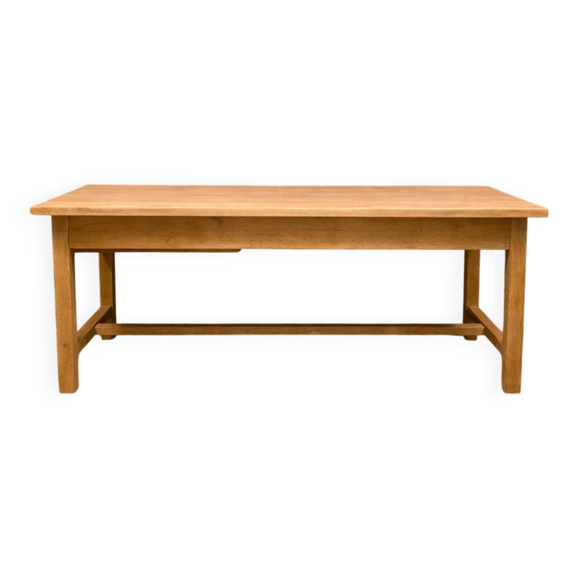 Large farmhouse table in solid wood – sturdy and welcoming