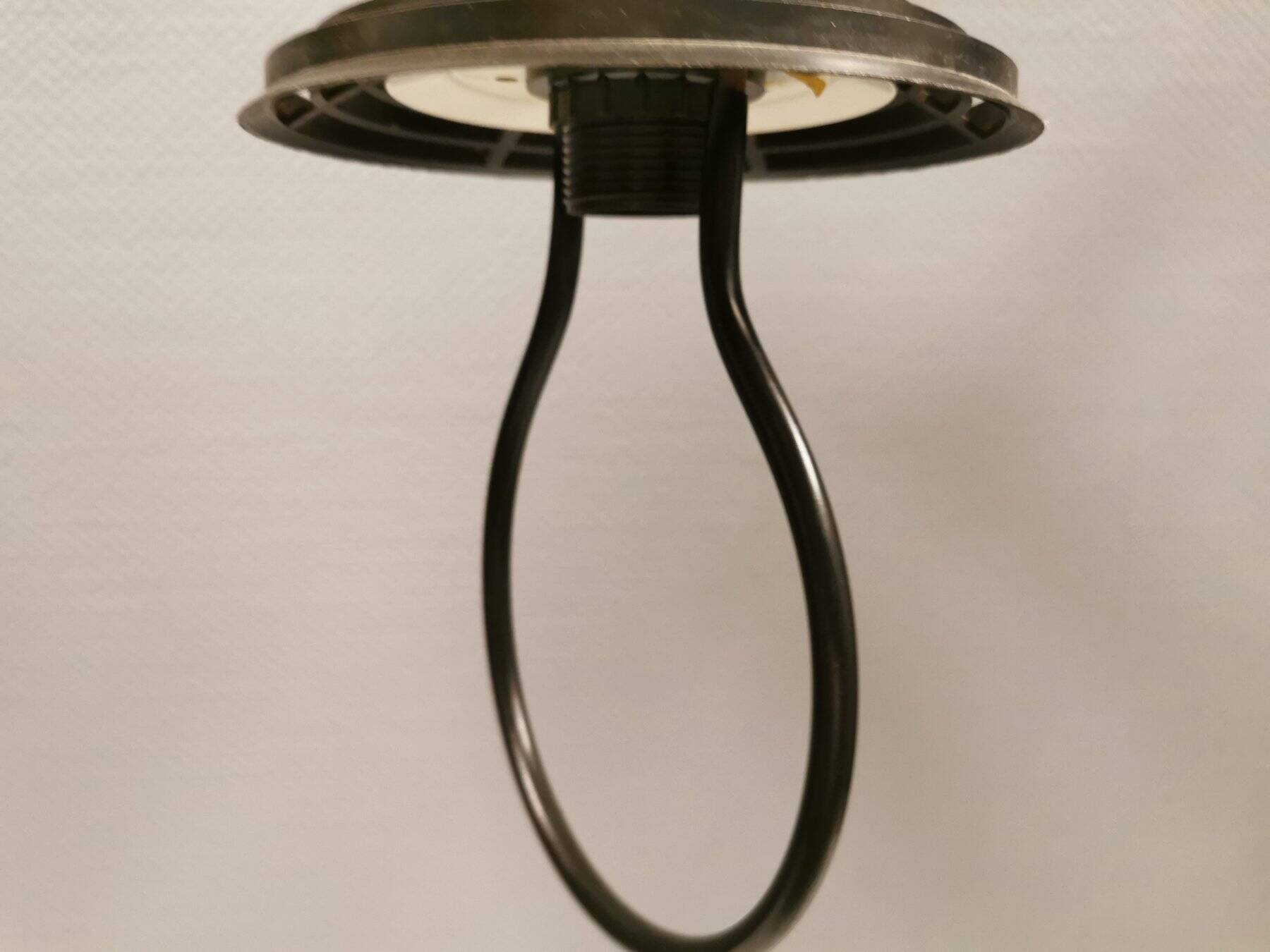 Lampe suspendue, en plastique blanc laiteux avec dessus/suspension noir, probablement danoise.