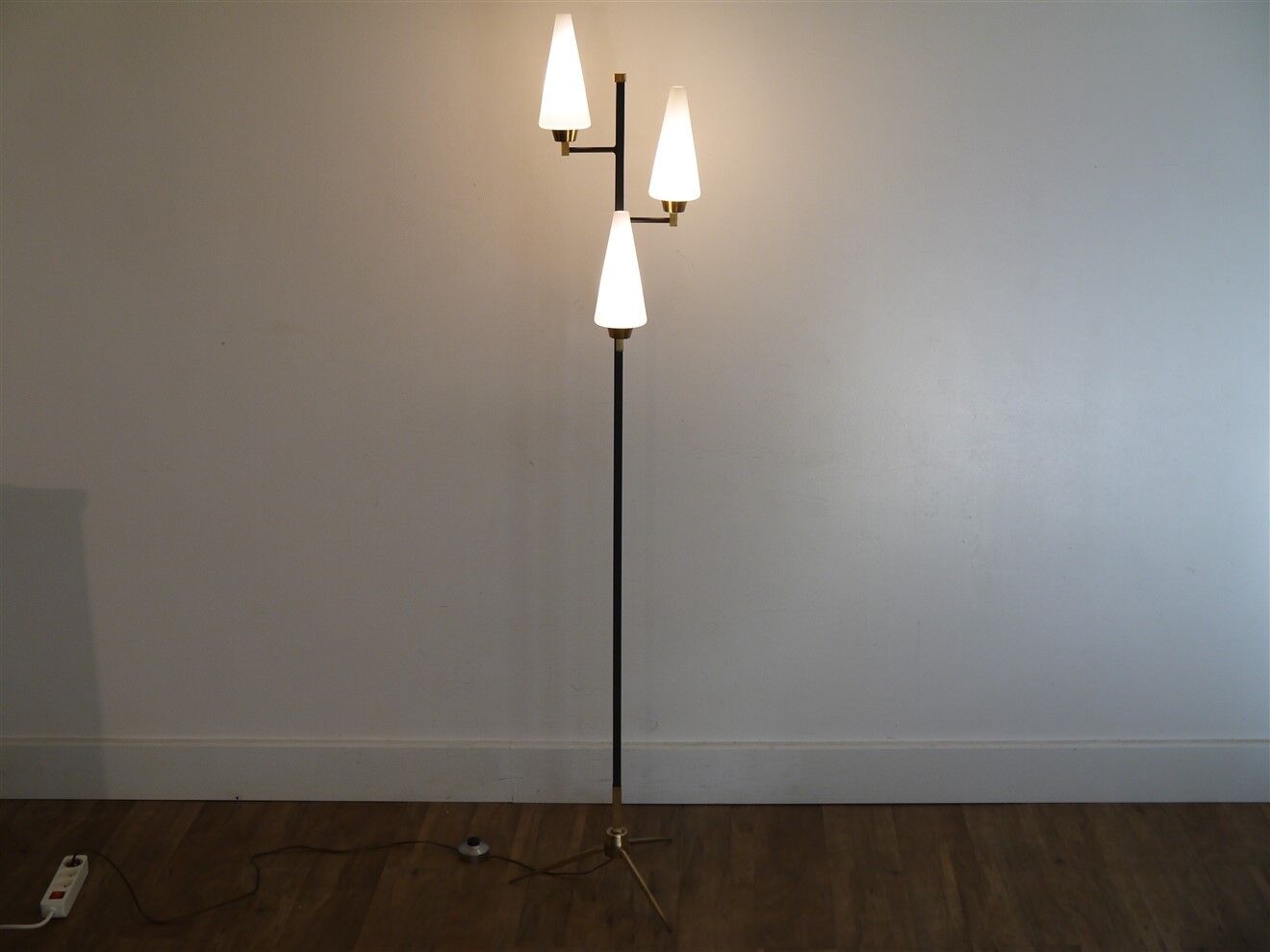 Vintage three-light floor lamp, in brass and opaline metal 1960