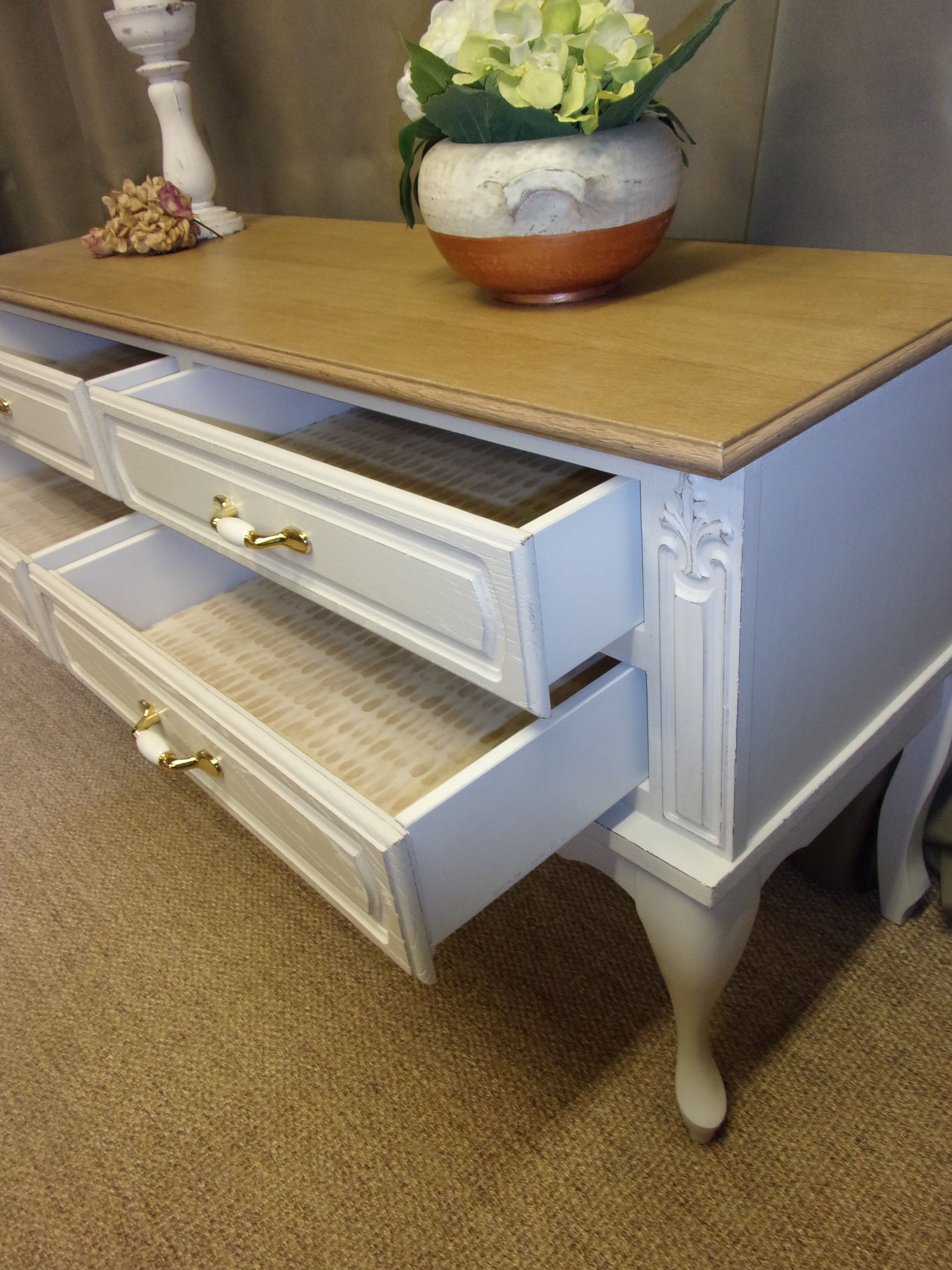 Commode basse meuble TV rangements relooké gris claire et bois naturel