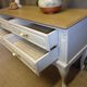 Commode basse meuble TV rangements relooké gris claire et bois naturel