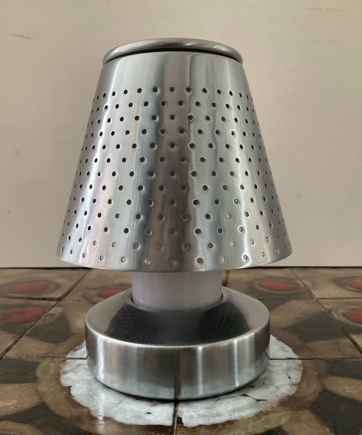 Lampe design en inox perforé