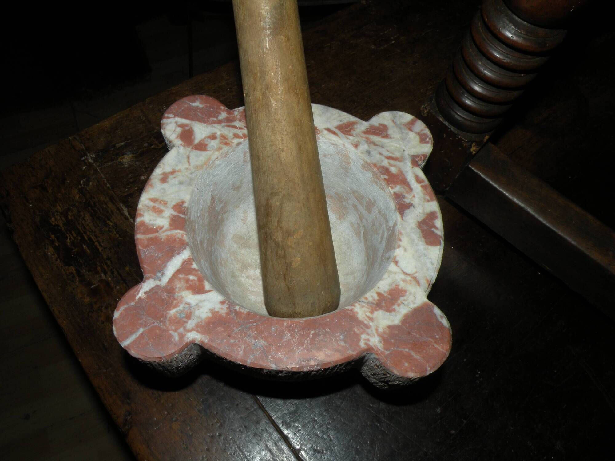 Mortar in veined red marble and its wooden pestle 20th century