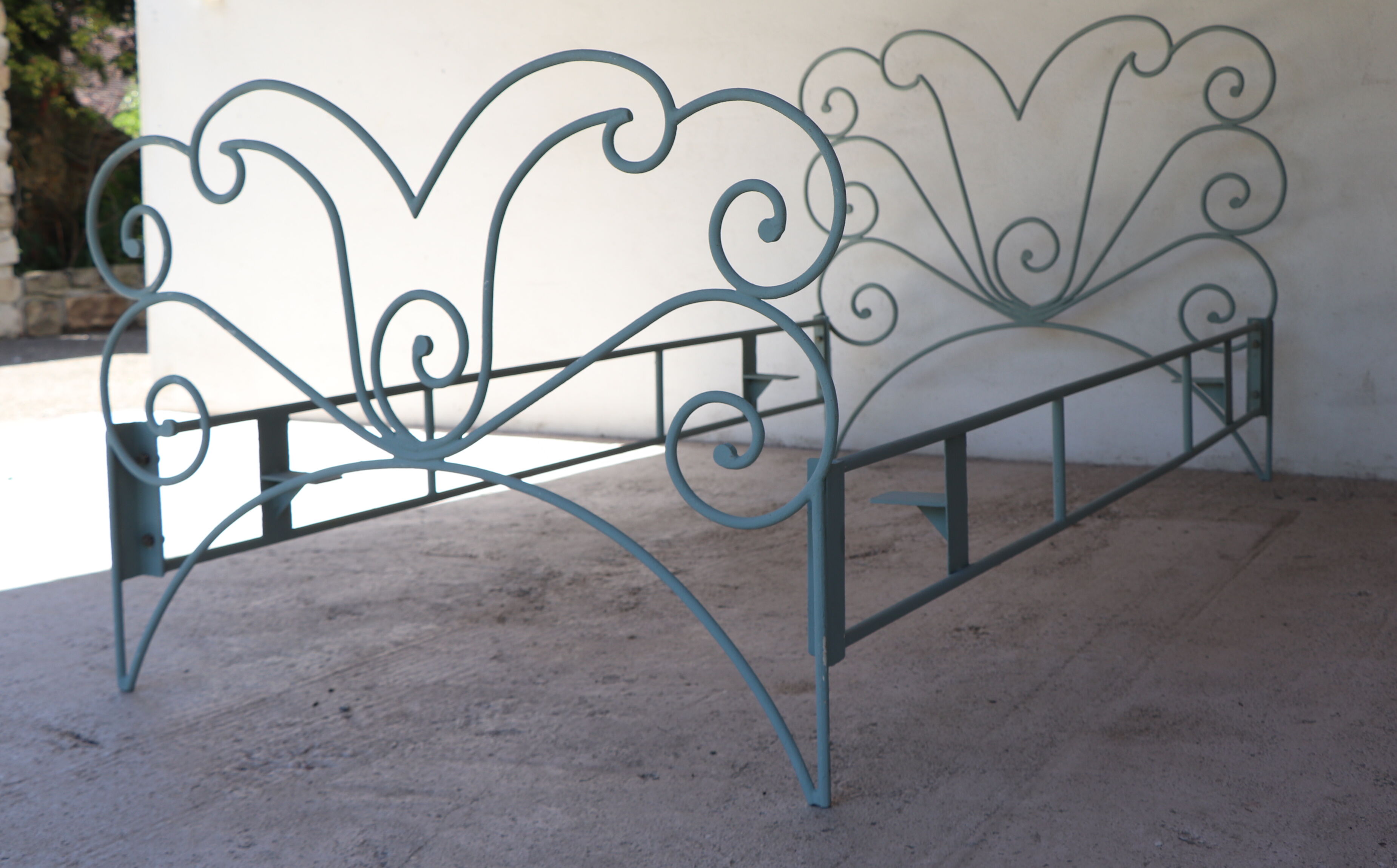 Volute wrought iron bed