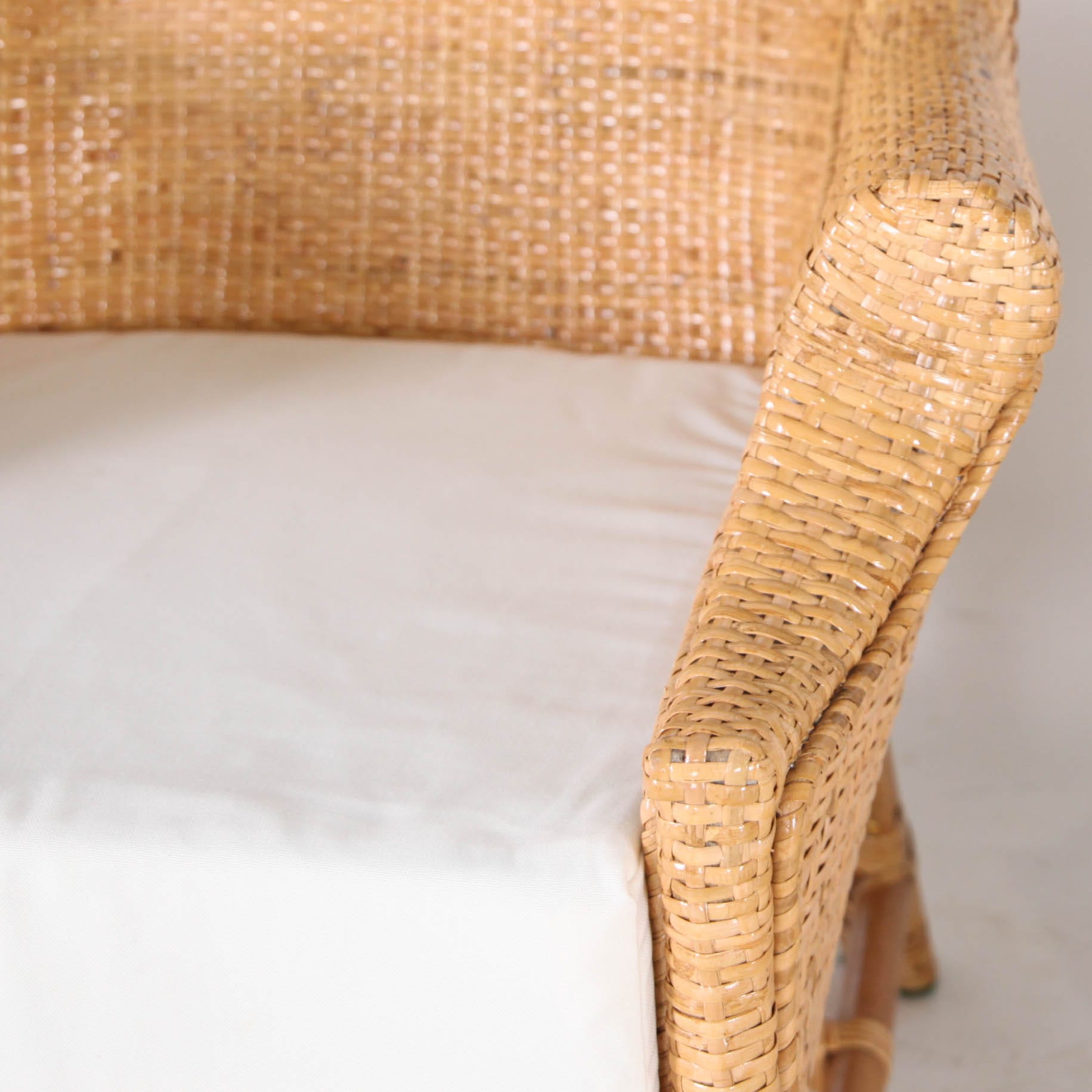 Paire de fauteuils club en rotin