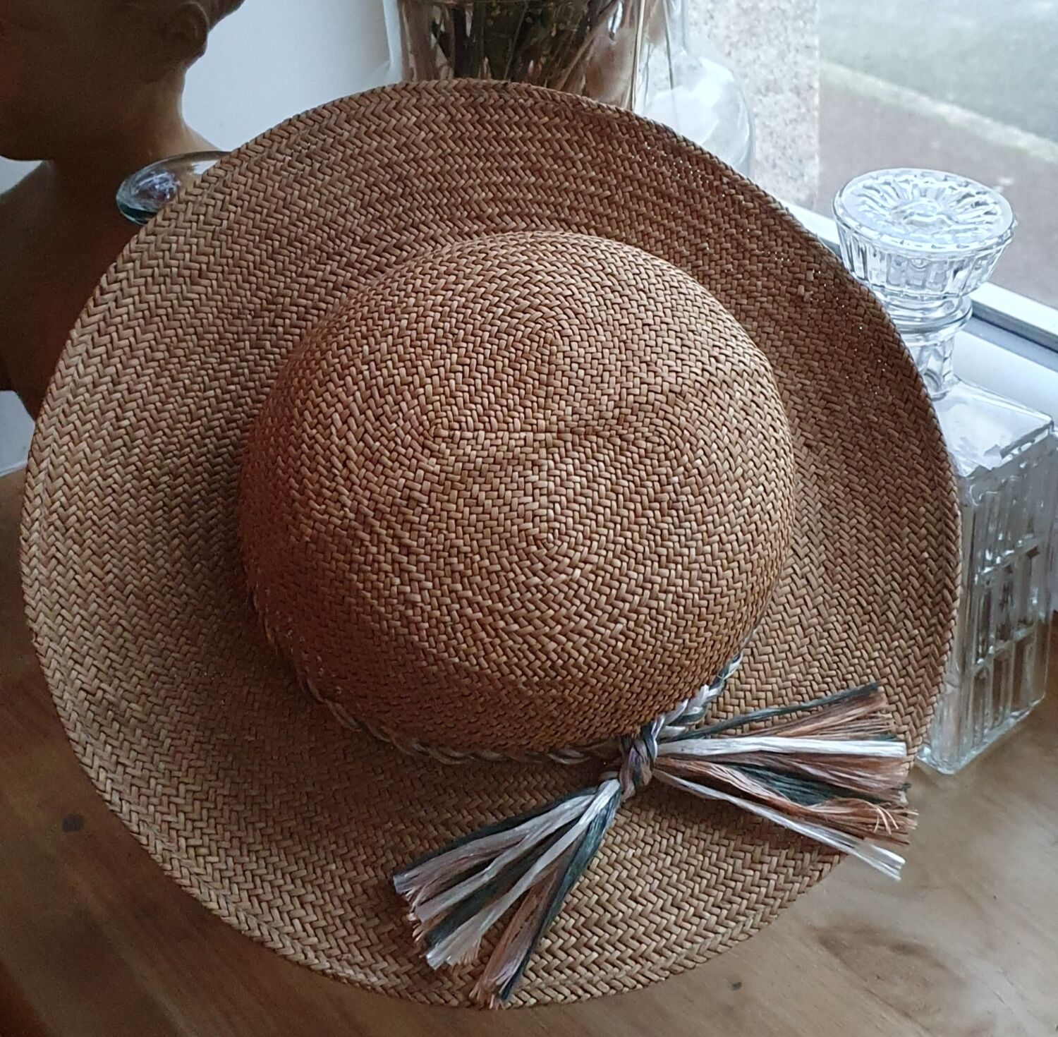 Thin straw hat and rafia