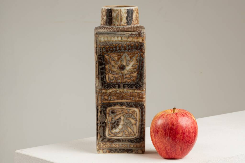 Royal Copenhagen. Petit vase en faïence à décor ethnique. Vers 1970