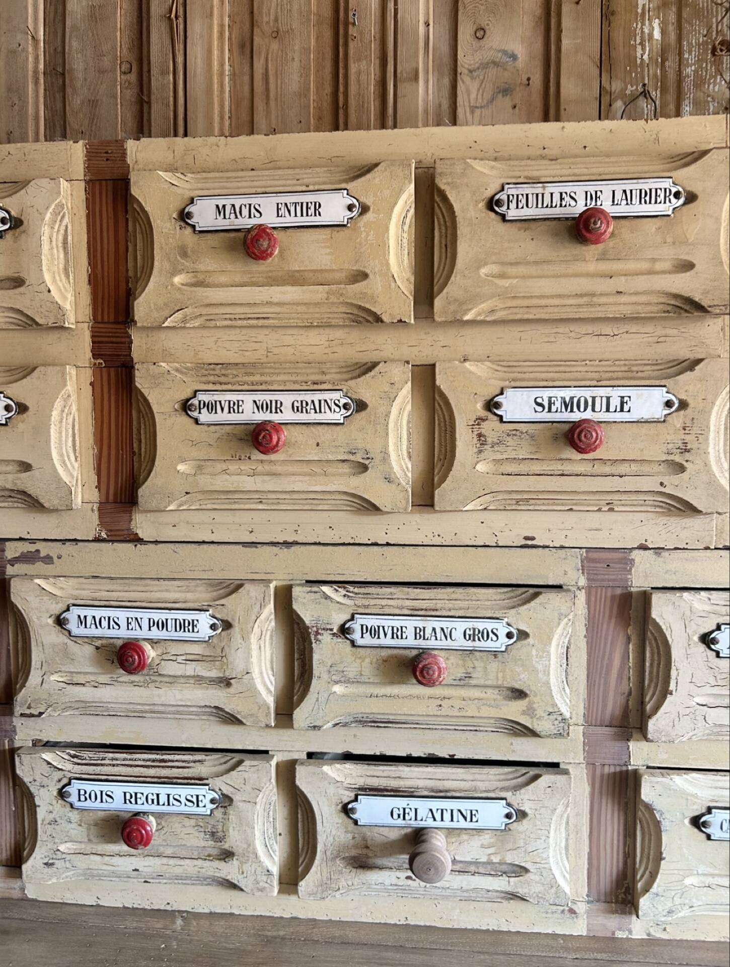 Exceptionnel Meuble D’épicerie Ancien À Plaques Émaillées D’origine