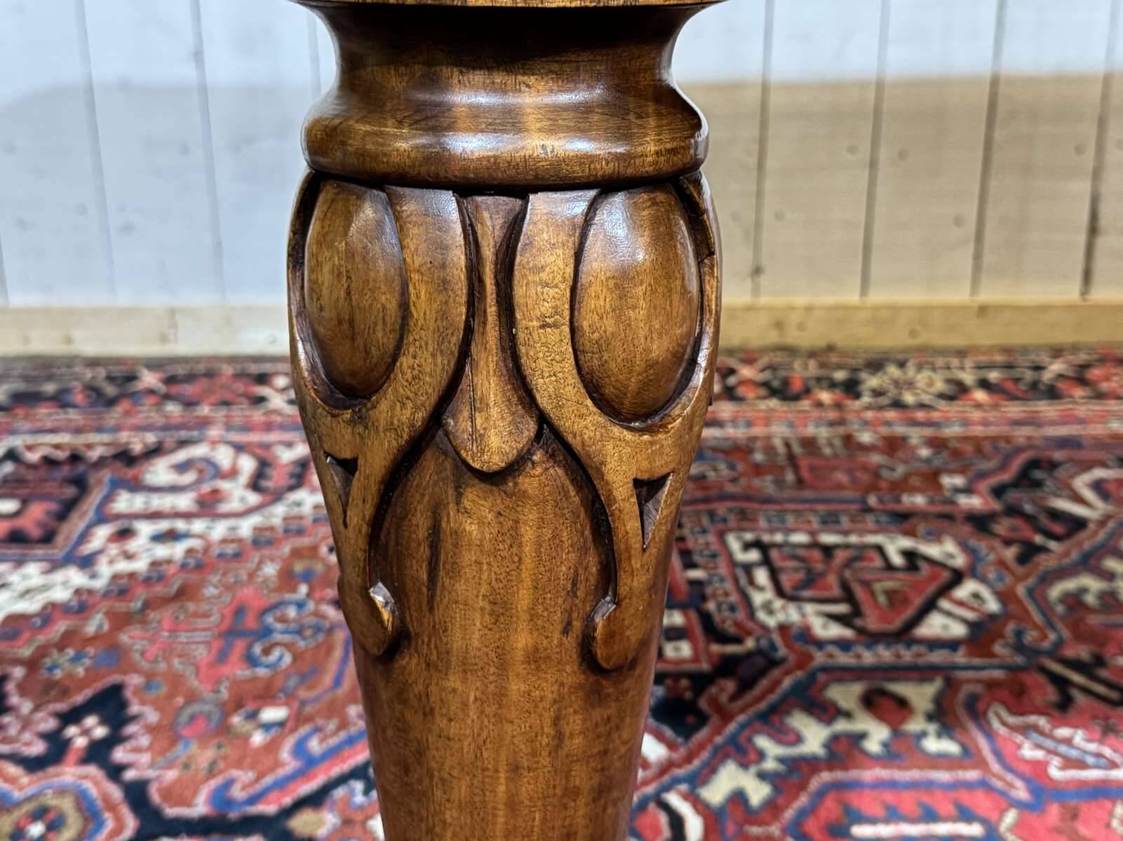 Victorian-style mahogany English table with 3 extensions.