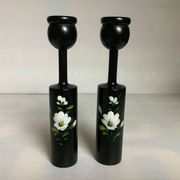 Paire de bougeoirs en bois peint