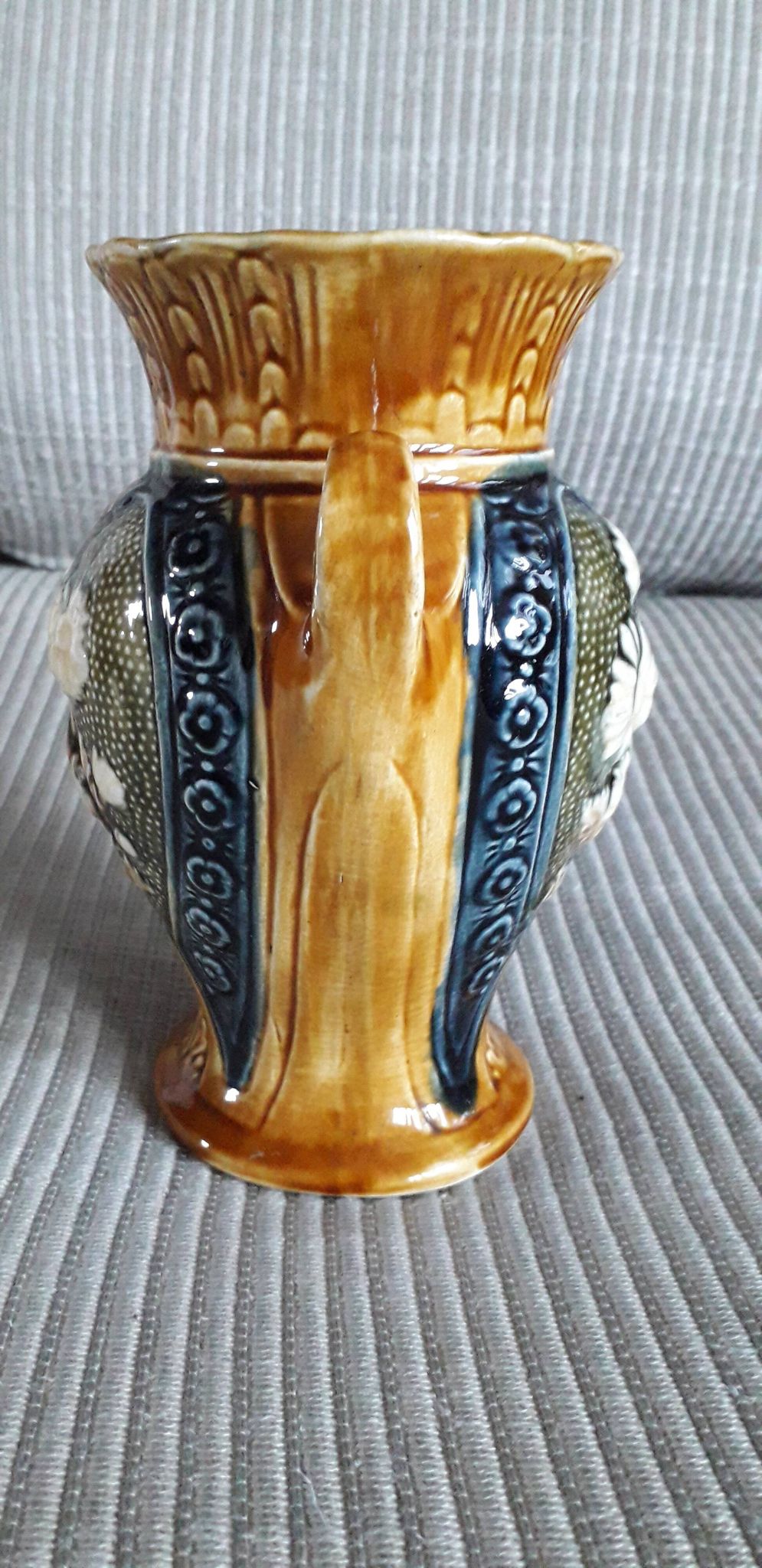Vase vintage en barbotine au décor floral