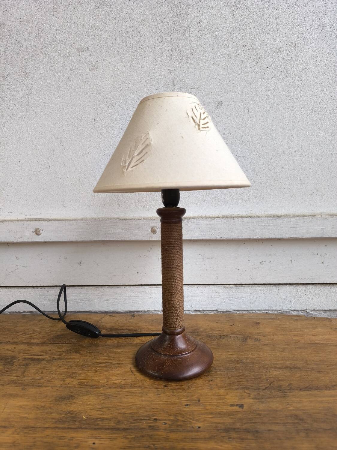 Table lamp in turned wood and rope