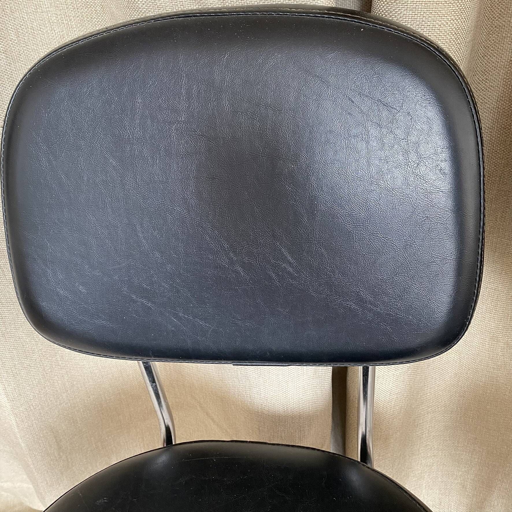 Vintage chairs in chrome and faux leather from the 60s-70s.
