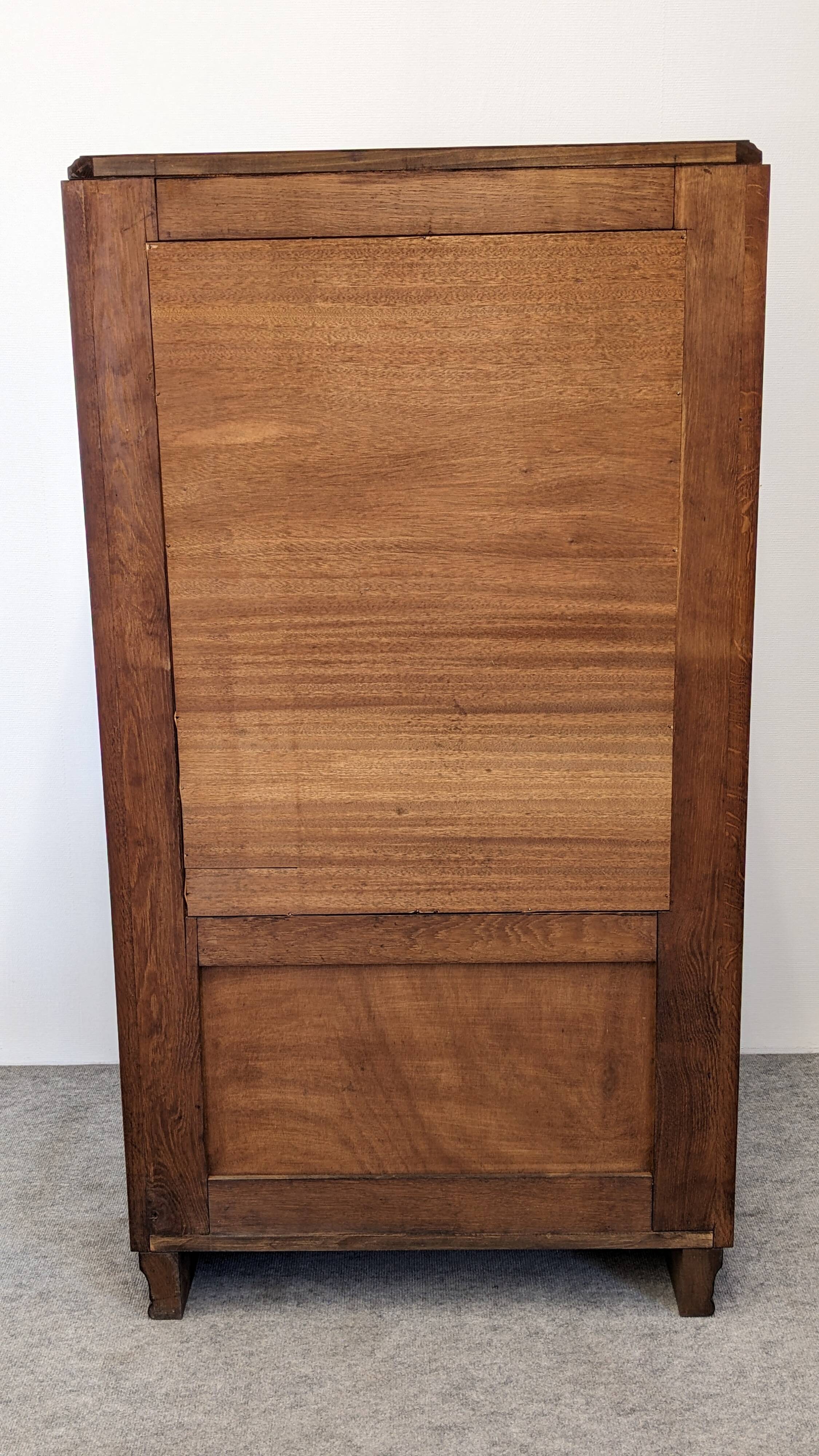 Art Deco walnut burl display cabinet, France circa 1930.