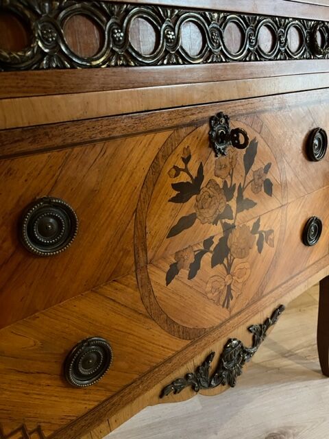 Commode pieds galbes marqueterie et marbre et garnitures