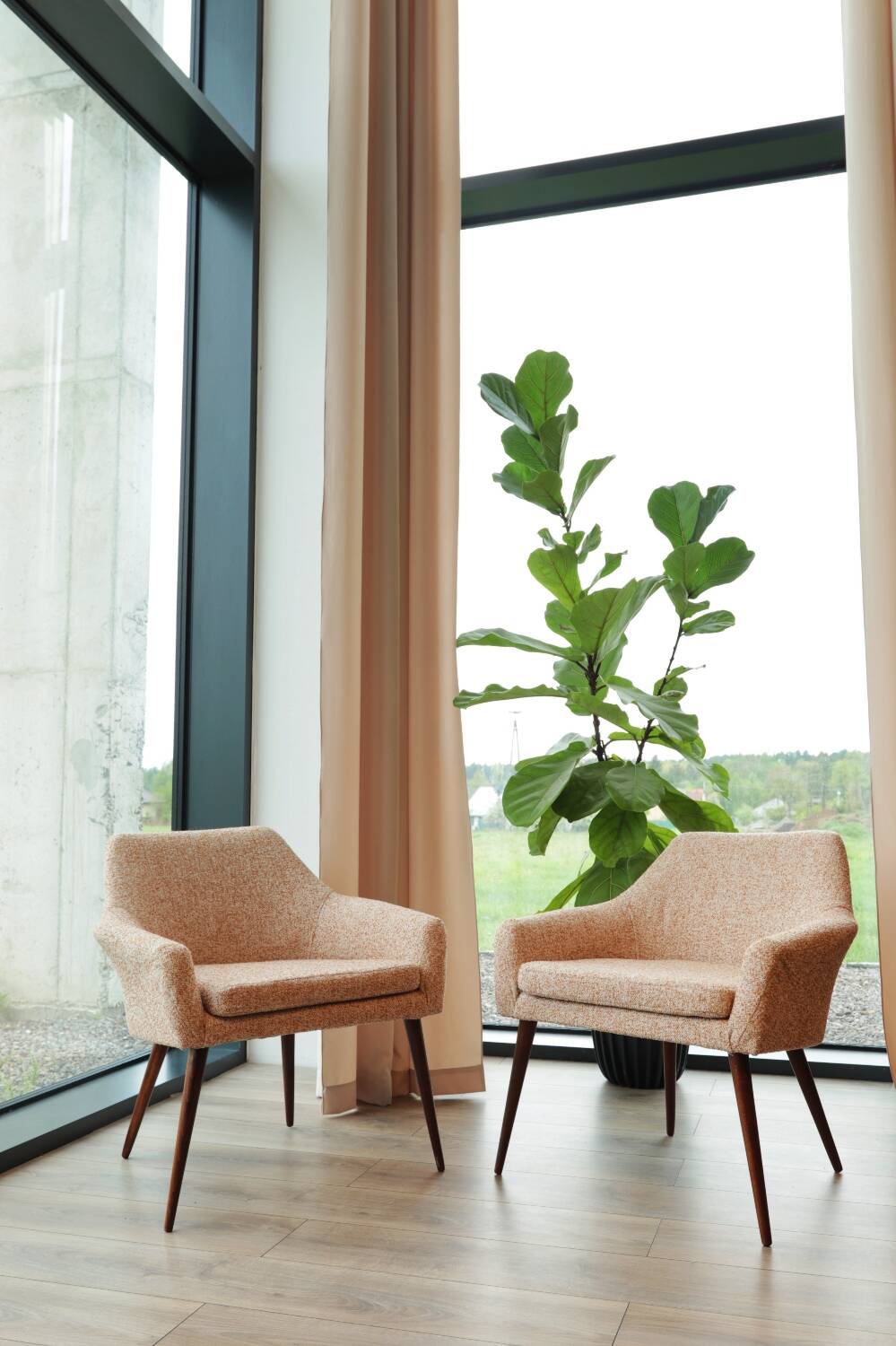 2 fauteuils en tissu bouclé blanc et orange, 1960